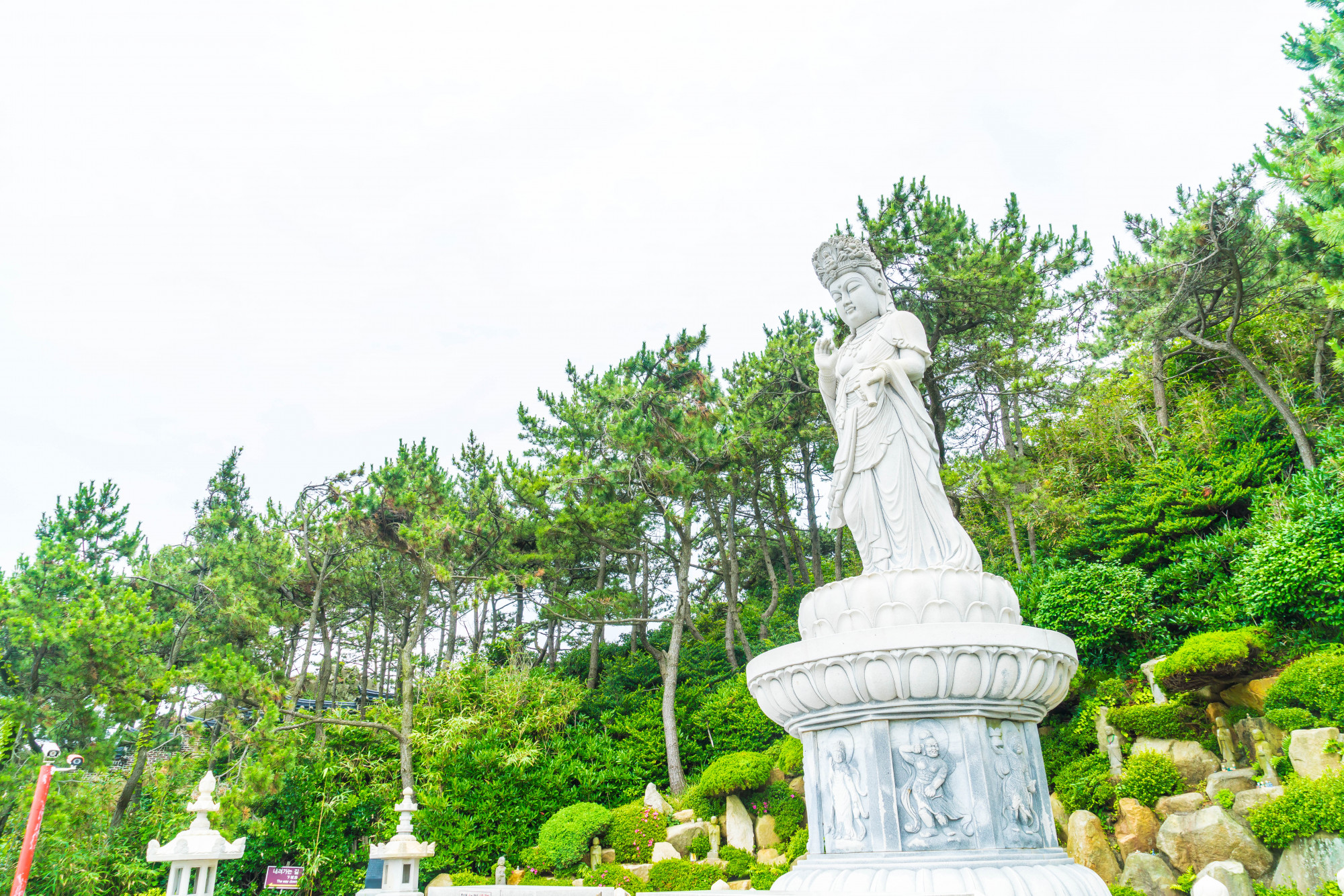 Beautiful architecture at haedong yonggungsa temple sits upon a cliff Premium Photo