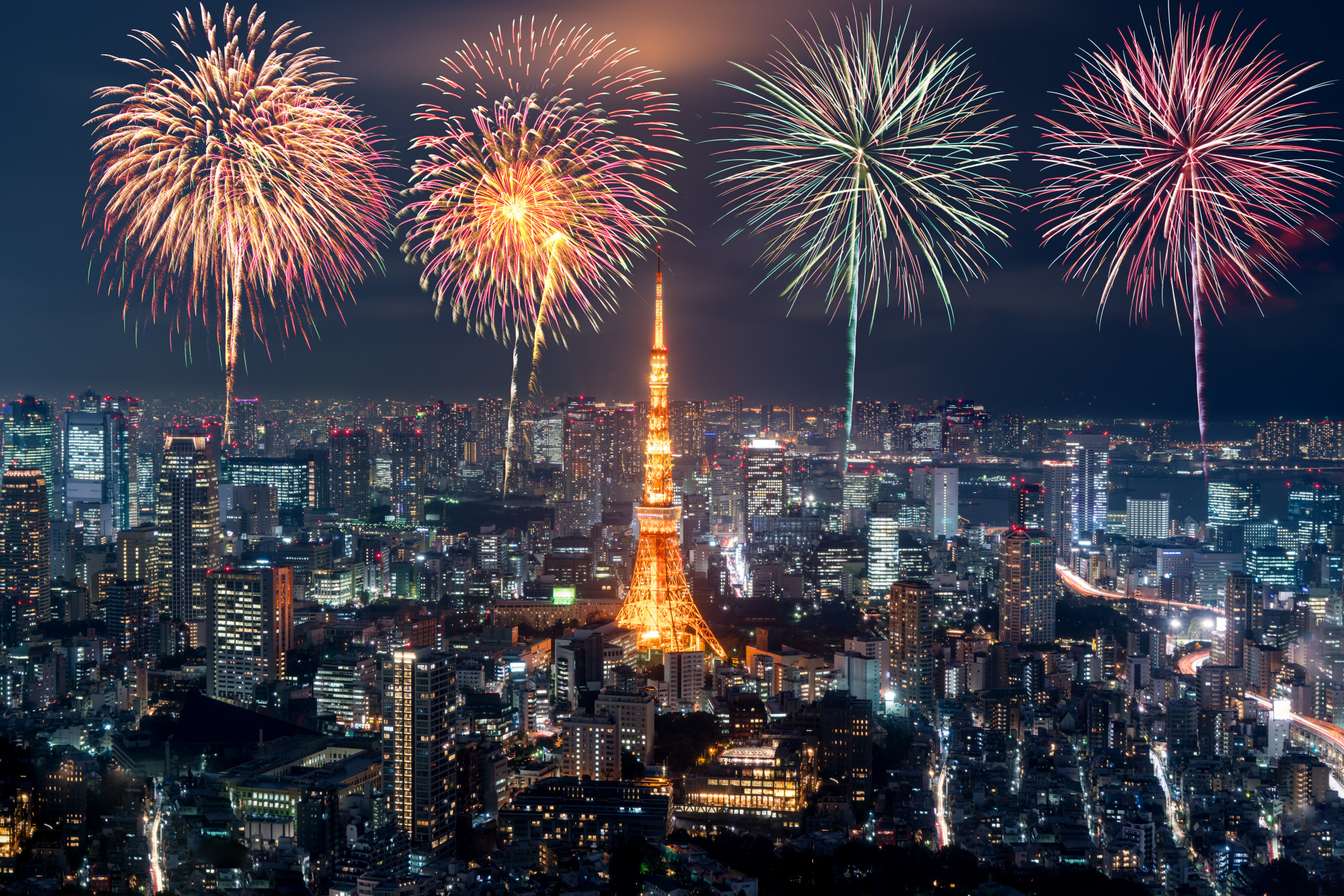 Tokyo at night, fireworks new year celebrating over tokyo cityscape at night in japan Premium Photo