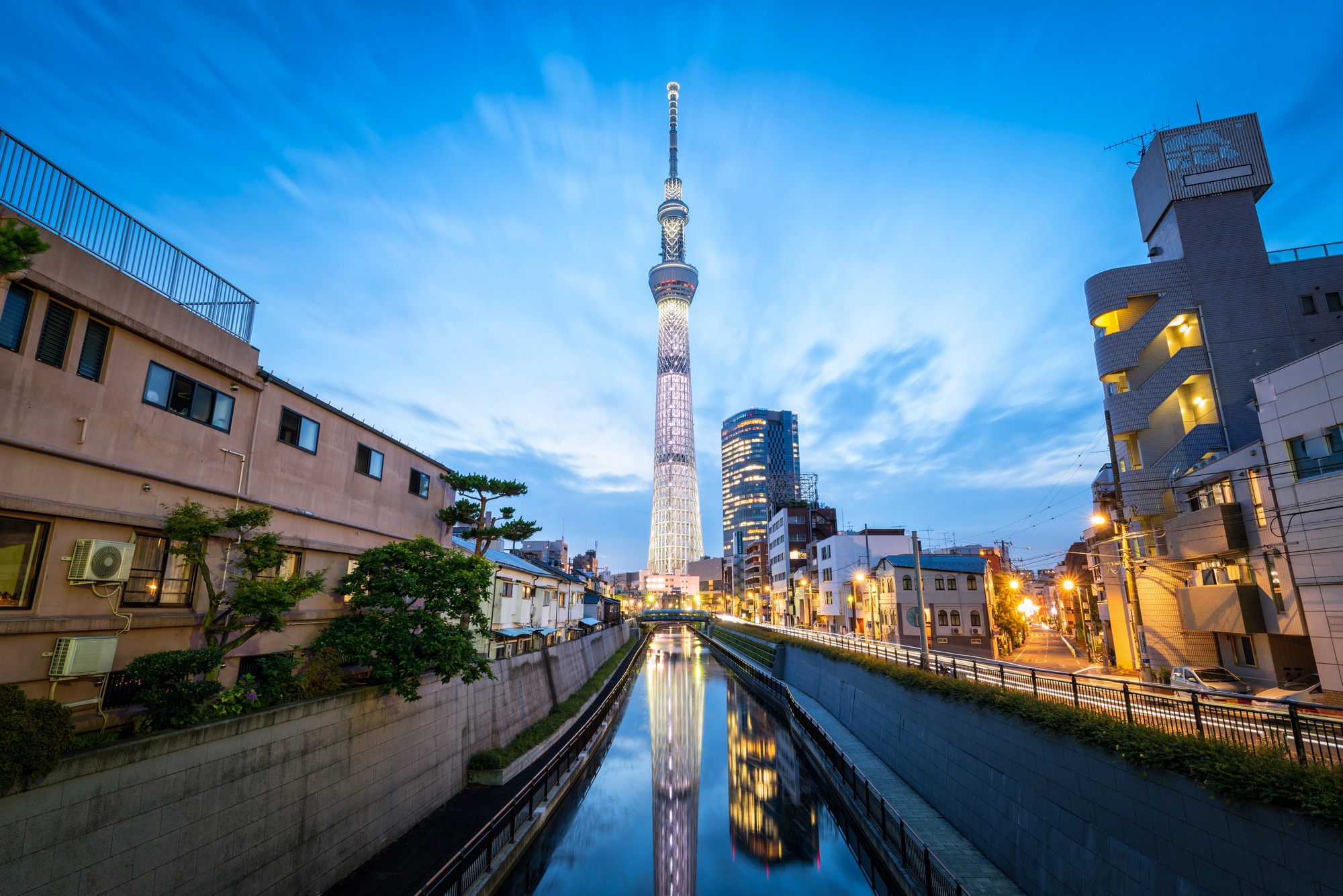 Tokyo skytree tower at night in asakusa, tokyo, japan. landmark in japan Premium Photo