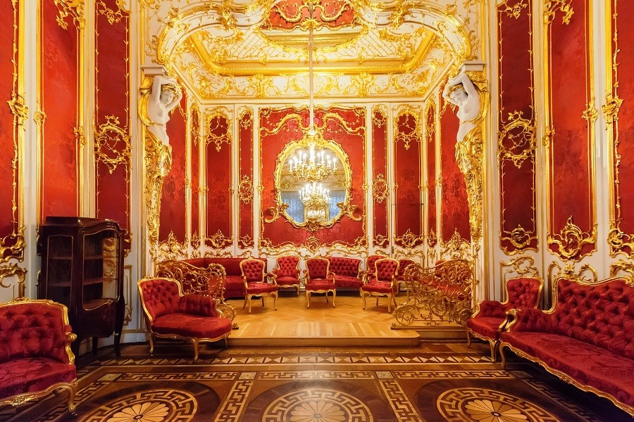 Petrohrad, mesto s palácom s dvomi tisíckami okien a úchvatnou ...