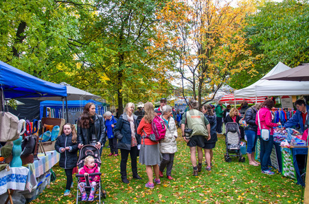 58569553-arrowtown-new-zealand--april-23-2016--people-can-seen-exploring-and-shopping-around-the-art-and-craf